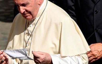 MOVIÉNDOSE Y MOVIENDO A TODOS POR LA PAZ: El Papa en la embajada rusa ante el Vaticano.