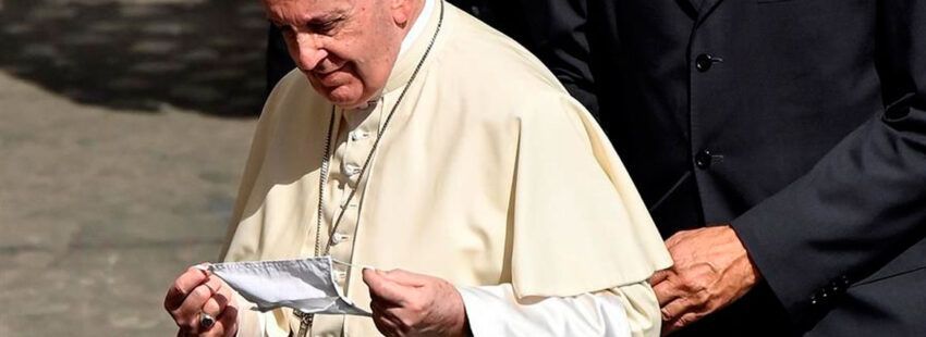 MOVIÉNDOSE Y MOVIENDO A TODOS POR LA PAZ: El Papa en la embajada rusa ante el Vaticano.