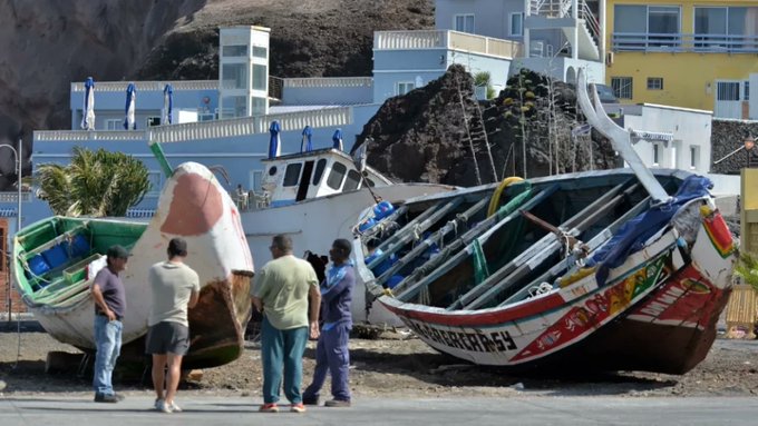 El emotivo testimonio de un párroco herreño que recibe a los migrantes a pie de cayuco: «Muchas historias dolorosas de gente que muere».
